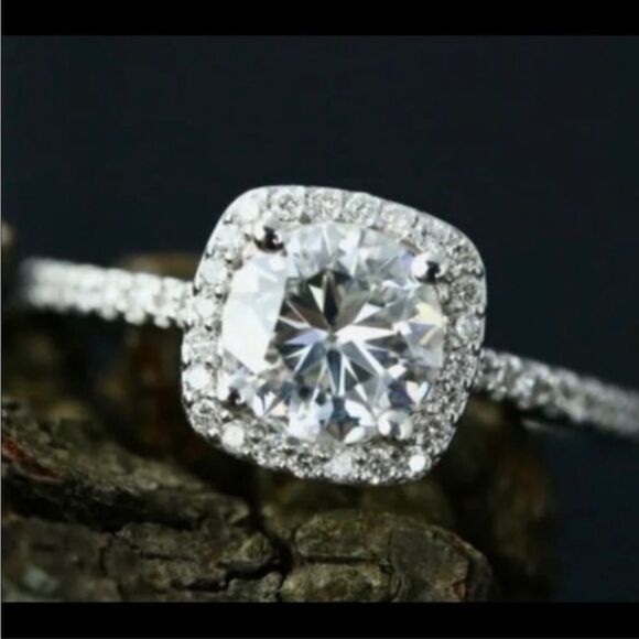 Stunning Crystal Zircon Engagement Party Anniversary Ring size 7 - Picture 4 of 5